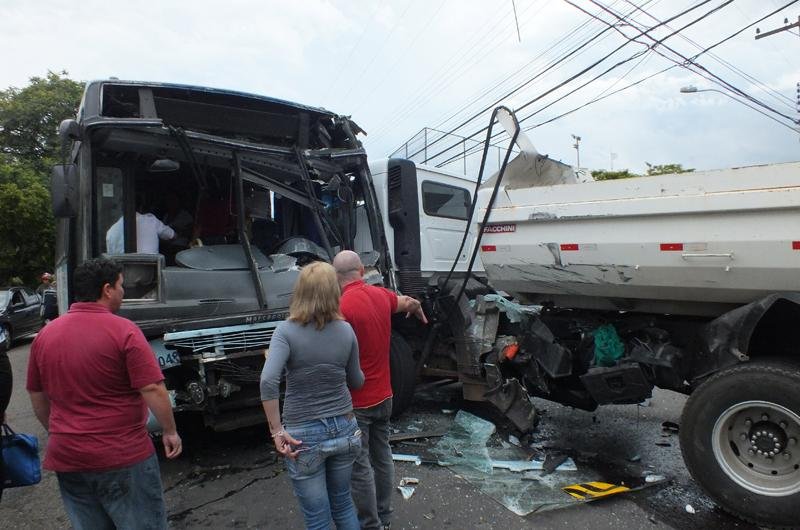 Acidente com &ocirc;nibus deixa pelo menos 11 feridos em Novo Hamburgo