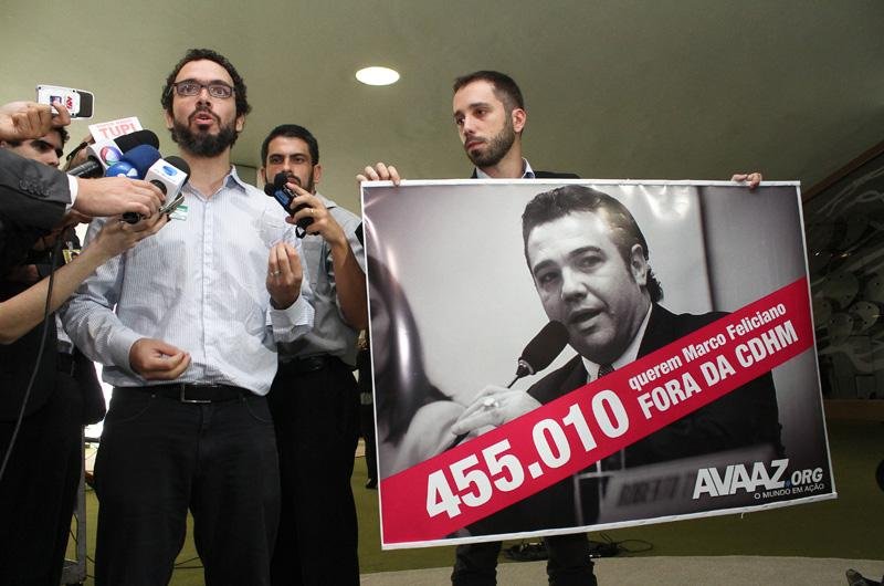 Representantes da ONG Avaaz, contr&aacute;rios ao deputado Feliciano
