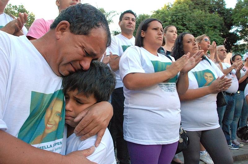 Familiares prestam homenagem dois meses depois da trag&eacute;dia na boate Kiss