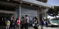 Filas se formaram em frente aos bancos do Chipre