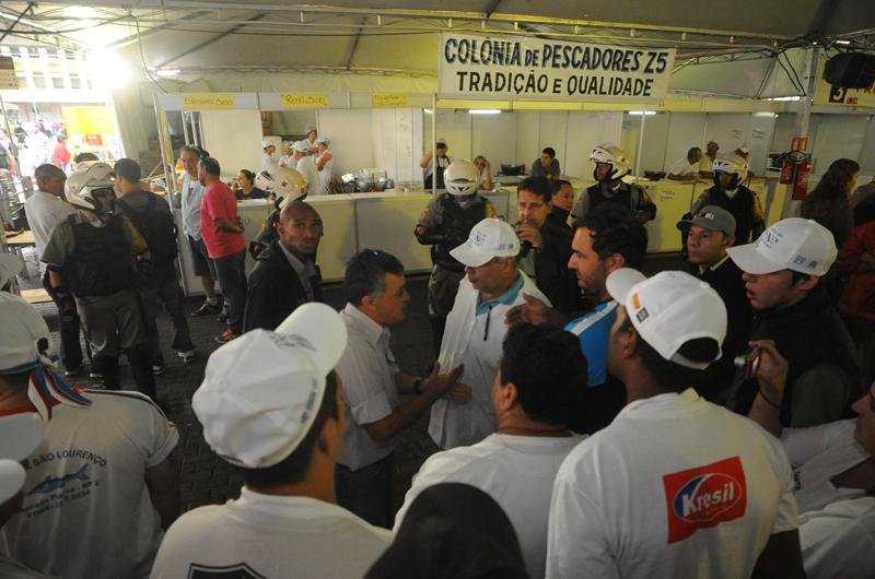 Fechamento da banca reuniu diversas pessoas no Largo Gl&ecirc;nio Peres