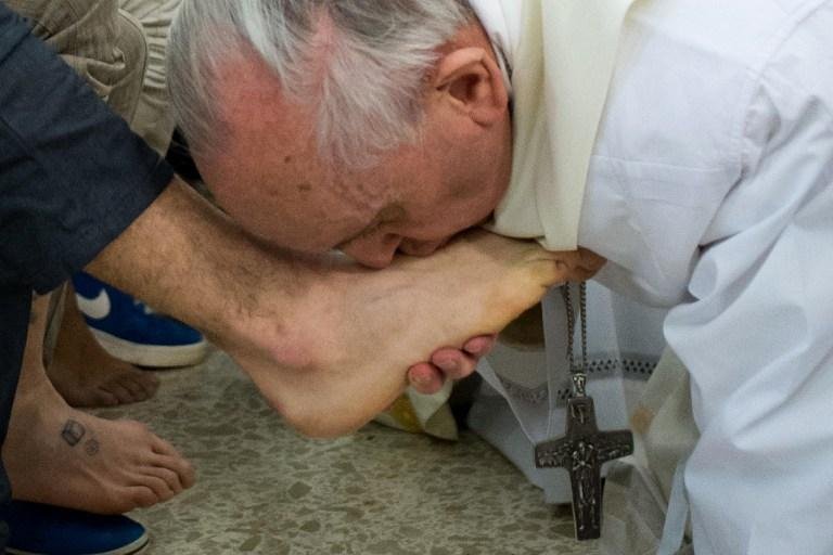 Papa Francisco beija p&eacute;s de detentos em Roma