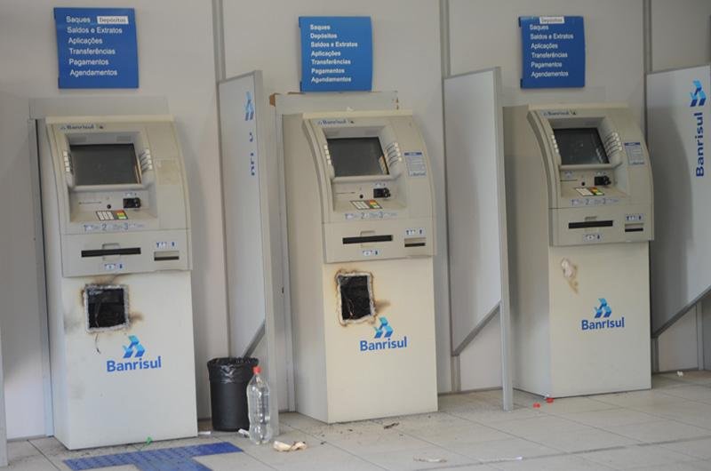 Alarme impediu que criminosos abrissem o terceiro equipamento