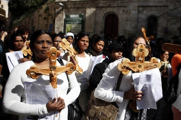 Fi&eacute;is fazem prociss&atilde;o at&eacute; o Santo Sepulcro, em Jerusal&eacute;m