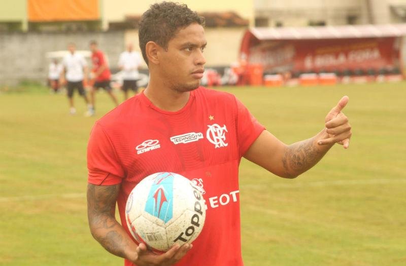Carlos Eduardo admite m&aacute; fase no Flamengo por falta de confian&ccedil;a