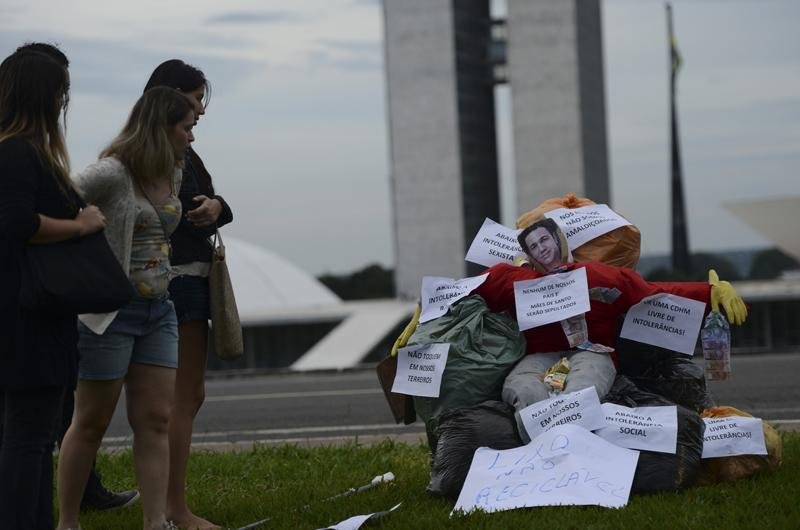 Depois de apanhar, boneco foi jogado numa montanha de lixo n&atilde;o reciclado no gramado do Congresso