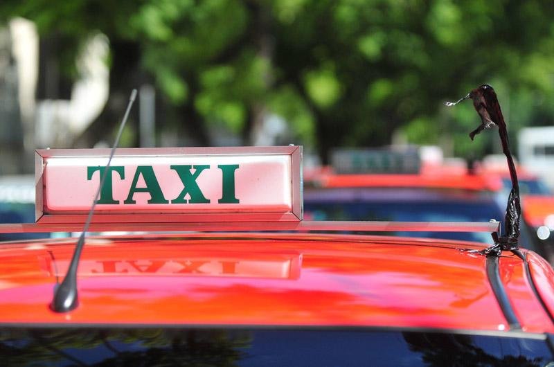 Taxistas prenderam fitas pretas nos ve&iacute;culos para simbolizar morte dos colegas