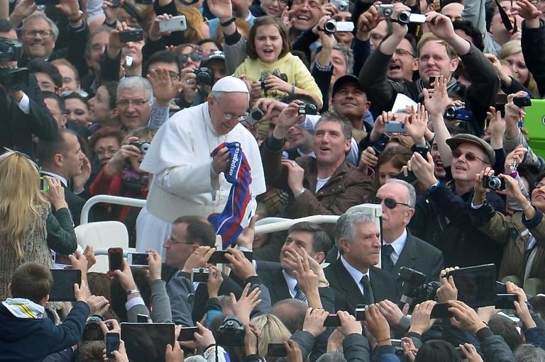 Papa Francisco recebeu uma camisa do San Lorenzo ap&oacute;s missa no Vaticano