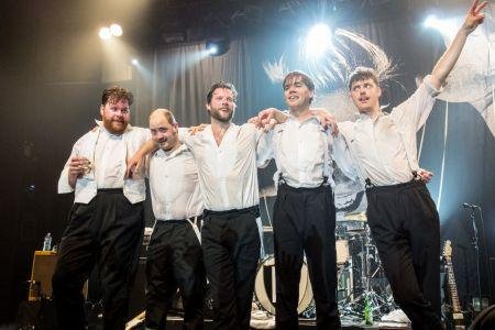  O Hives &eacute; conhecido pela hil&aacute;ria glorifica&ccedil;&atilde;o pr&oacute;pria e por se apresentar em diferentes tipos de roupa em preto e branco