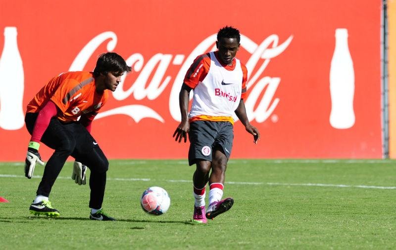 Willians (&agrave; direita) deve retornar ao Inter diante do Rio Branco, pela Copa do Brasil 