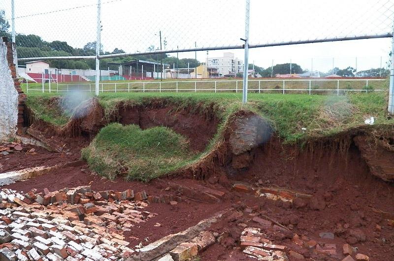 Chuva assusta e deixa estragos em Santa Rosa