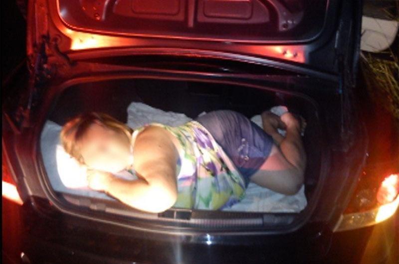 Mulher estava deitada no porta-malas do ve&iacute;culo