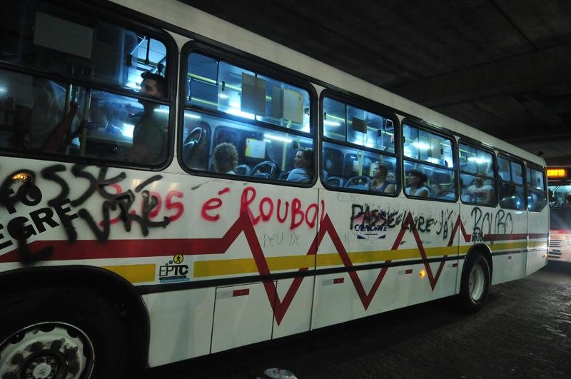 &Ocirc;nibus foram pichados durante manifesta&ccedil;&atilde;o