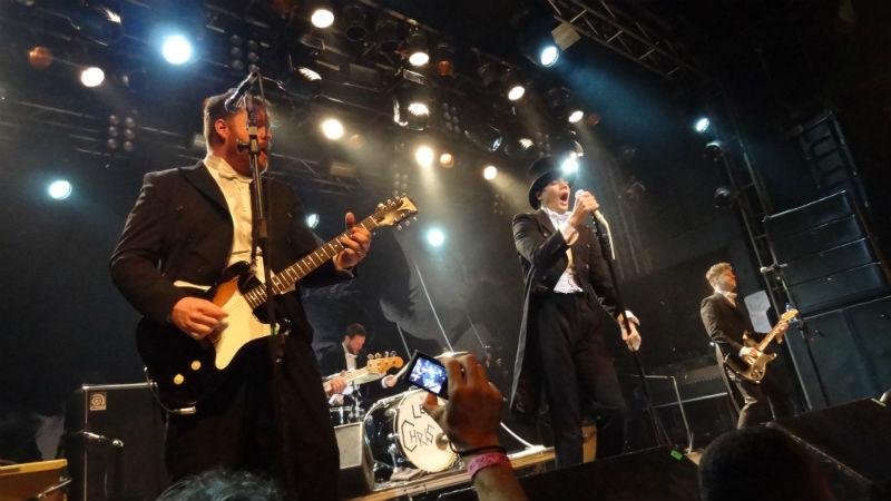 The Hives se apresentou vestindo fraques, coletes e cartolas em Porto Alegre