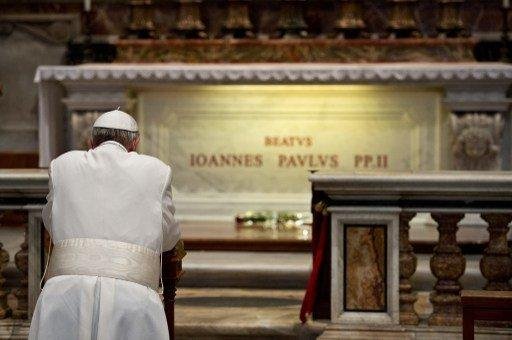 Francisco visitou t&uacute;mulo de Jo&atilde;o Paulo II