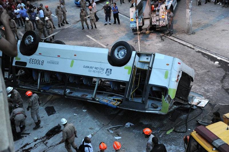 &Ocirc;nibus despencou de viaduto e deixou sete mortos no Rio de Janeiro
