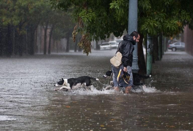 Chuva inundou cidades da Argentina e causou mortes