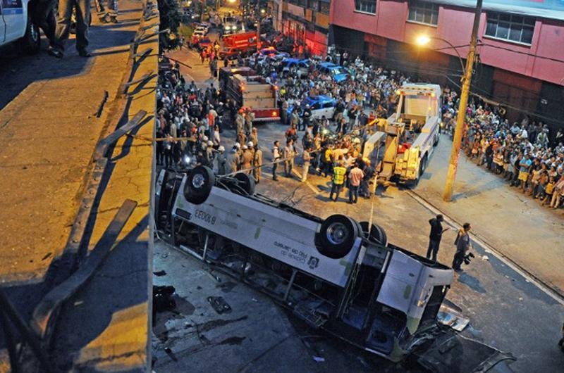 Sete pessoas morreram ap&oacute;s &ocirc;nibus despencar de viaduto no Rio de Janeiro