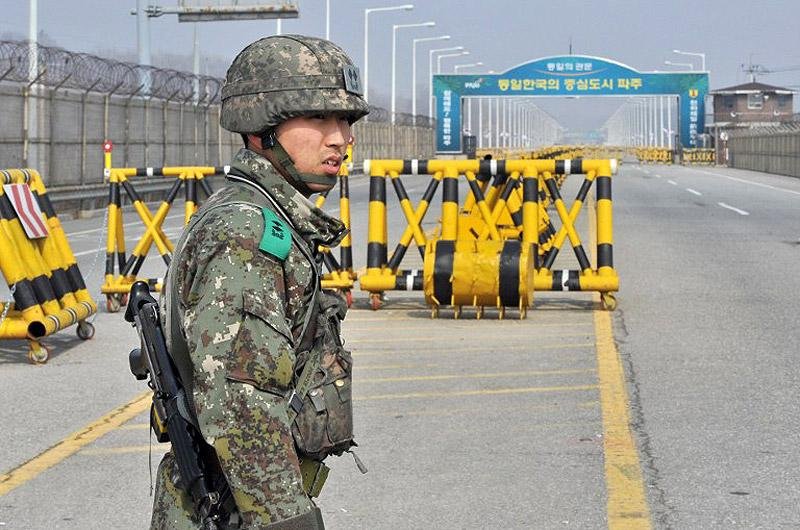 Soldado sul-coreano patrulha estrada que leva &agrave; Coreia do Norte