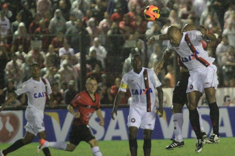O gol que definiu a vit&oacute;ria dos paranaenses foi ainda no primeiro tempo