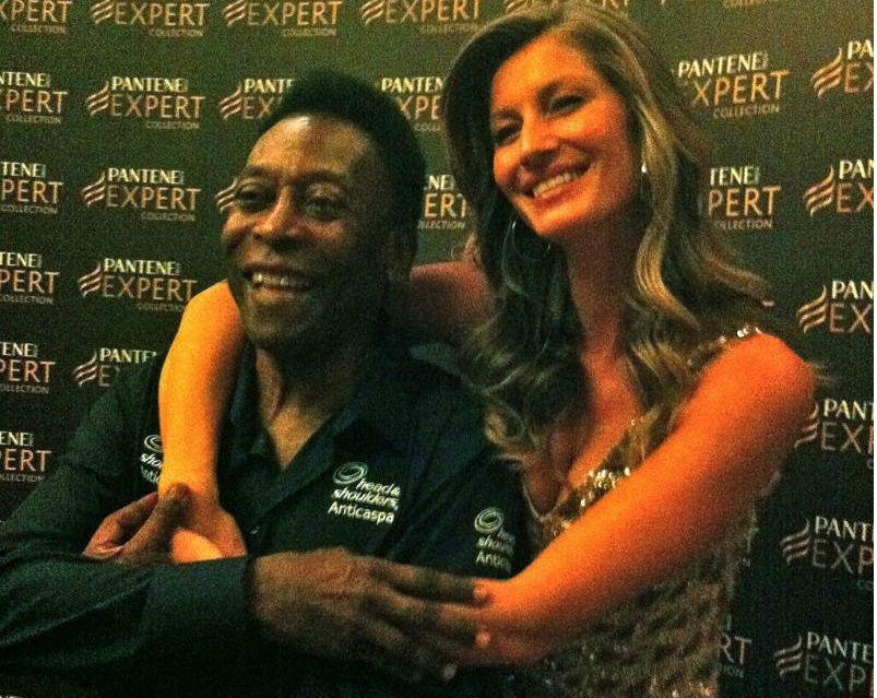	Pel&eacute; posta foto ao lado de Gisele Bundchen