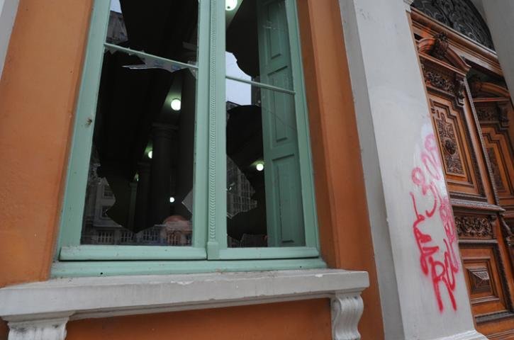 Durante manifesta&ccedil;&atilde;o, grupo tentou invadir a prefeitura e houve confronto