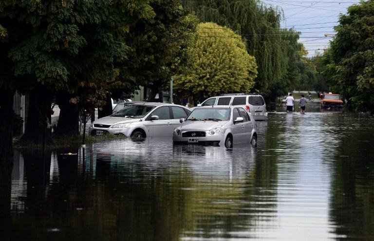 Vias ficaram alagadas pelas enchentes em La Plata, na Argentina