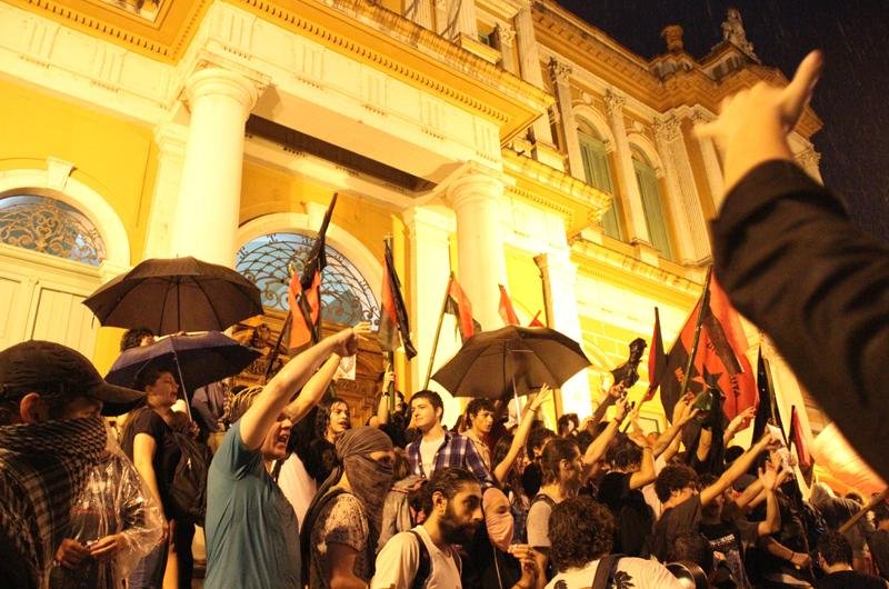 Com palavras de ordem, estudantes comemoravam em frente &agrave; Prefeitura