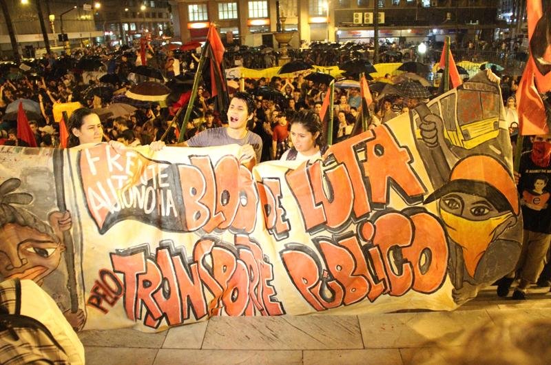 Estudantes comemoram a liminar que determina a redu&ccedil;&atilde;o da passagem
