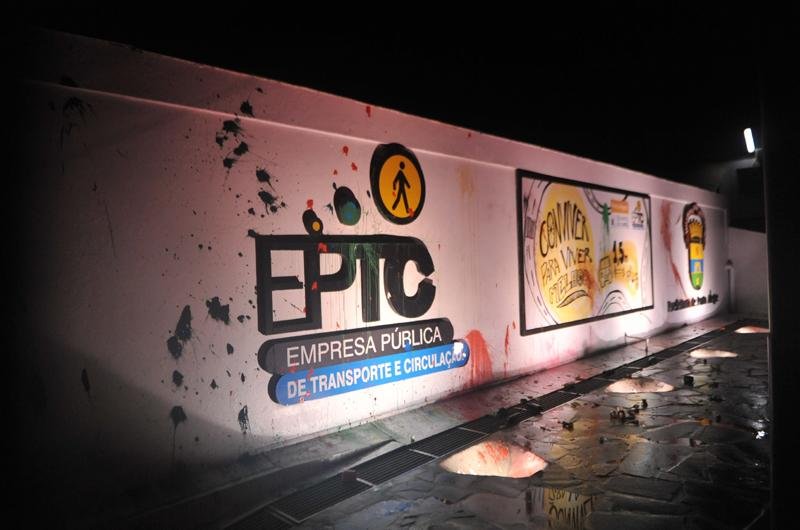 Tintas e pedras foram arremessadas no pr&eacute;dio da empresa