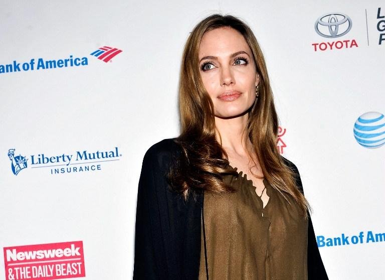 Jovem paquistanesa financiar&aacute; escola com ajuda de Angelina Jolie