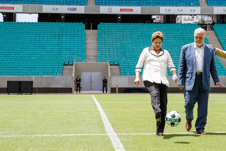 Dilma arriscou fazer embaixadinhas no gramado da Arena Fonte Nova