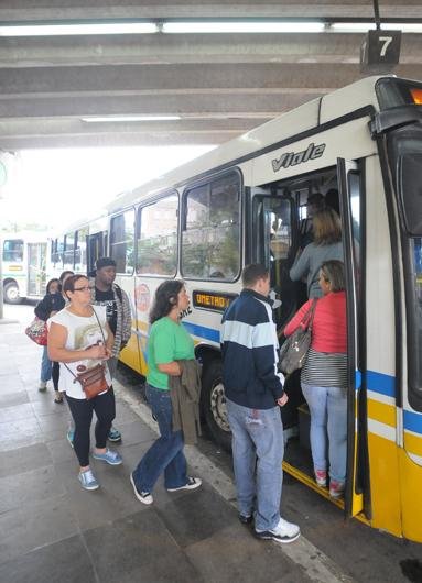 Alguns passageiros demonstraram apoio aos protestos que pediam a redu&ccedil;&atilde;o na tarifa dos &ocirc;nibus