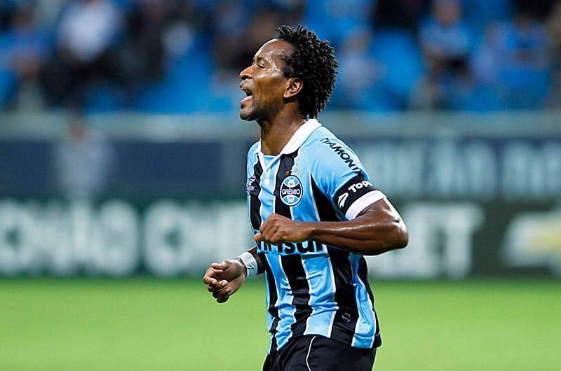 Z&eacute; Roberto fica fora de treino, mas deve atuar contra o Cer&acirc;mica