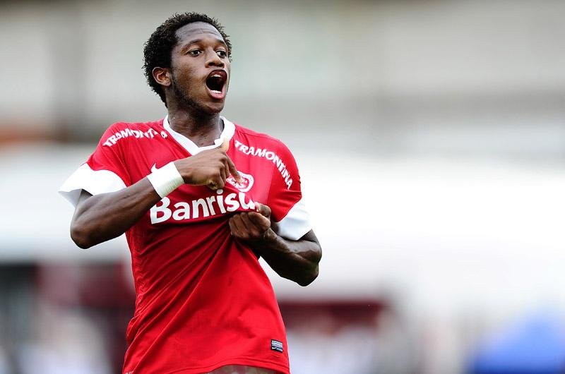 Fred volta a treinar com grupo do Inter