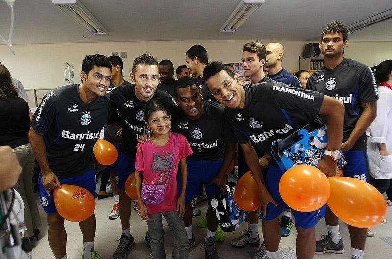 Jogadores do Gr&ecirc;mio visitam crian&ccedil;as com c&acirc;ncer e fazem Harlem Shake