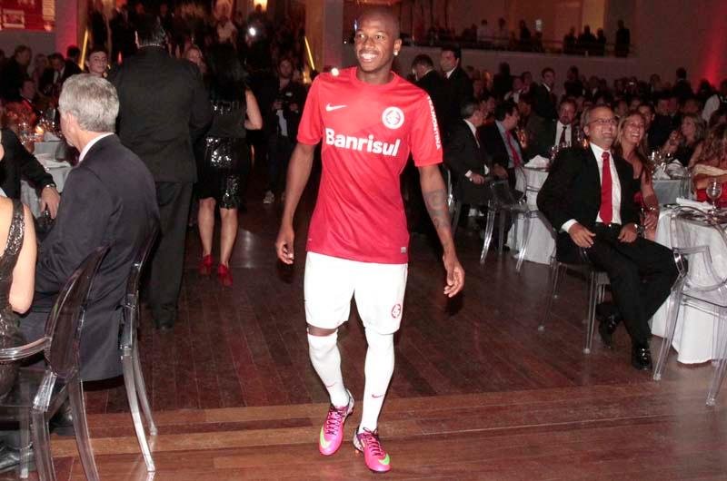 Fred desfila entre os convidados com a nova camiseta do Inter