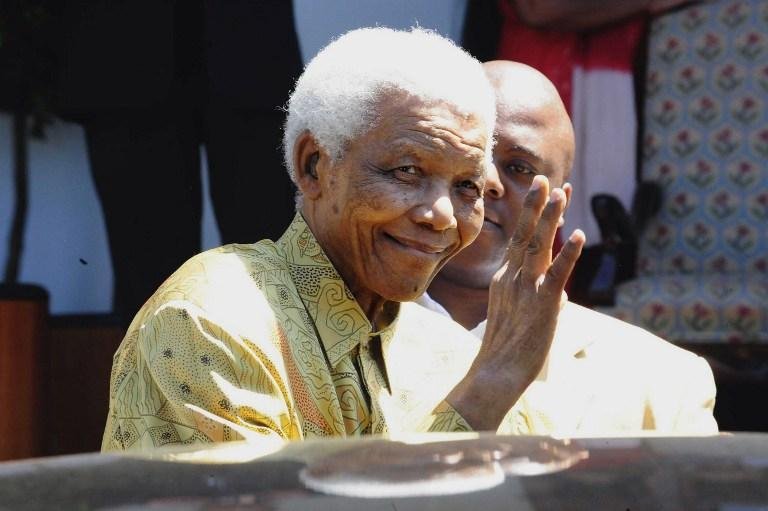Nelson Mandela deixa o hospital na &Aacute;frica do Sul 