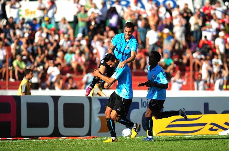 Vargas e Souza defender&atilde;o o Gr&ecirc;mio contra Cer&acirc;mica 