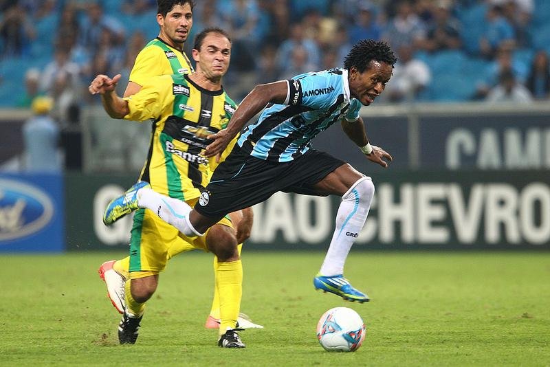 Z&eacute; Roberto reclamou da forte marca&ccedil;&atilde;o do Cer&acirc;mica