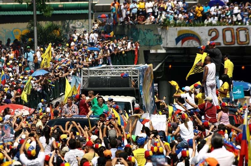 Milhares agitaram bandeiras venezuelanas e cartazes com a imagem de Capriles