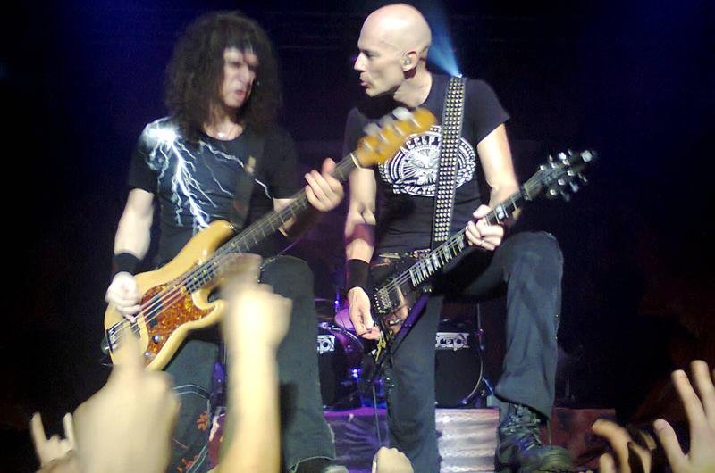 Quase todas as m&uacute;sicas do show tiveram longos solos e duelos de guitarras