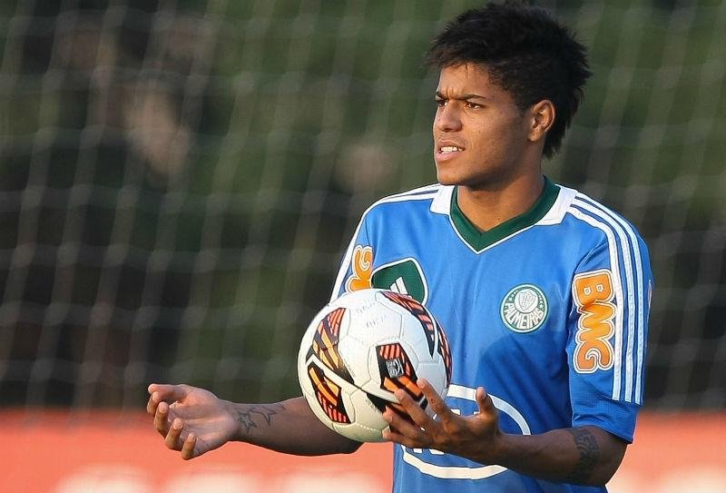Palmeiras pretende pagar R$ 13 milh&otilde;es por atacante do Gr&ecirc;mio