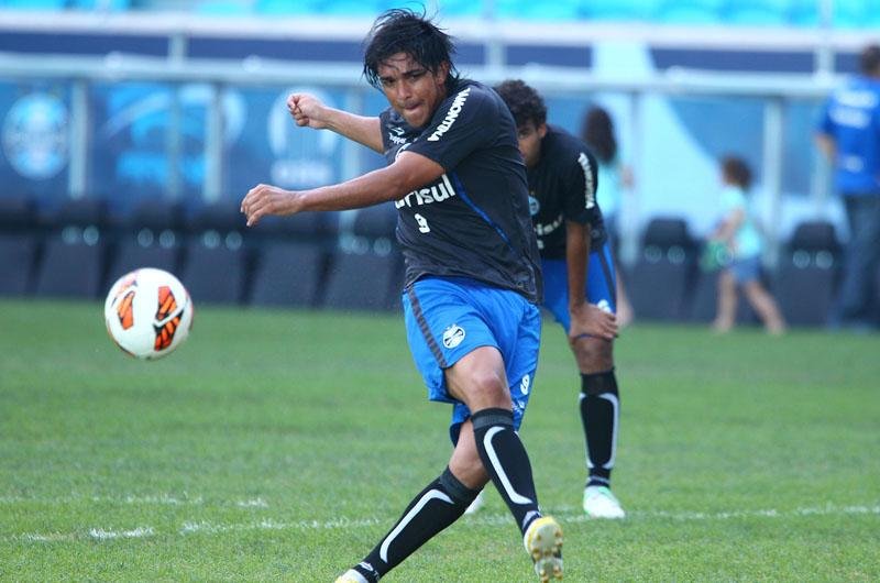 Moreno treinou entre os titulares nesta segunda