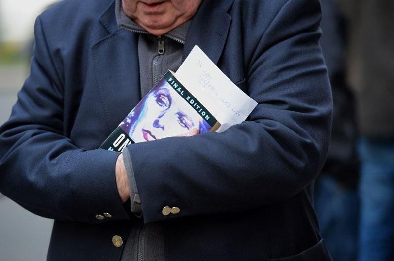 F&atilde;s e admiradores tamb&eacute;m foram vistos nas ruas lamentando a morte de Thatcher