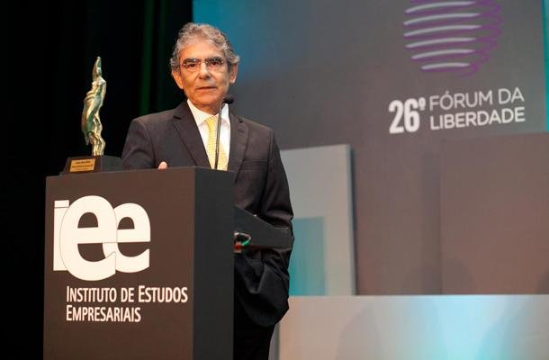 Ministro do STF reconhece que cabe ao jornalismo controlar o poder pol&iacute;tico e n&atilde;o o contr&aacute;rio