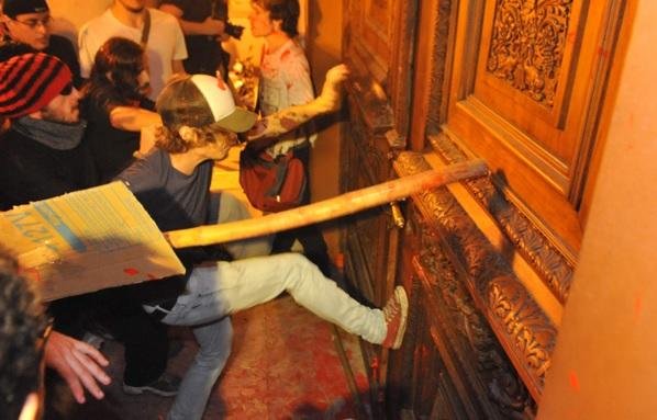 Pol&iacute;cia come&ccedil;ou a identificar manifestantes que depredaram Pa&ccedil;o Municipal