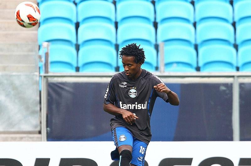 Z&eacute; Roberto pede Gr&ecirc;mio ``com sangue nos olhos&acute;&acute; contra o Flu