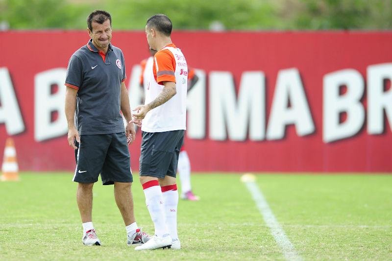Capit&atilde;o D&acute;Alessandro re&uacute;ne jogadores para conversa Parque Gigante