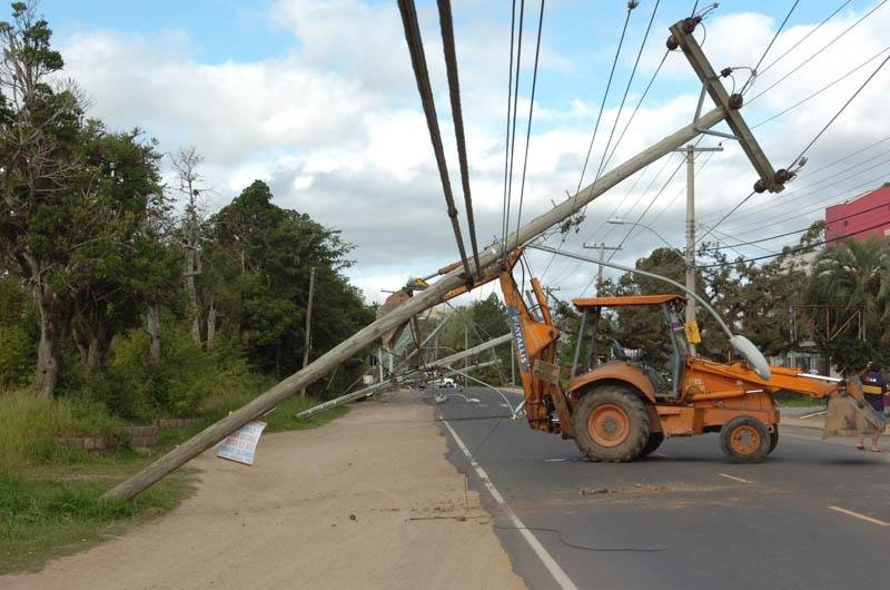 Retroescavadeira derruba seis postes e deixa avenida bloqueada na zona Sul
